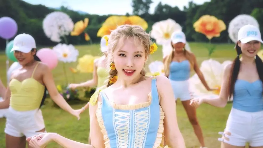 Lirik Lagu Nayeon - Pop